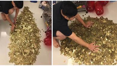 養豬公救經濟！男子存4年硬幣「如黃金地毯」超壯觀  清點「足足50公斤」 網傻眼：能付頭期款了