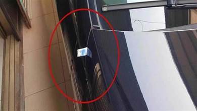 車子門縫突被塞千元紙鈔，讓他發毛問「可以拿嗎？」網友極力阻止：千萬別碰！