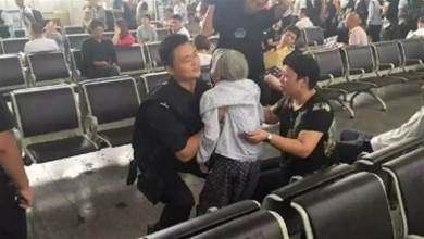 80歲老奶奶「忘記帶身分證」無法上火車，她落寞坐在車站…接下來員警「這個舉動」讓她痛哭失聲！