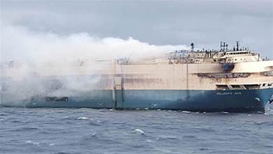 電動車惹禍！海上貨輪大火滅不掉　1,100輛保時捷、189輛賓利損毀