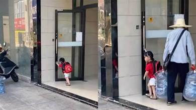 3歲小女孩遇送水老人，雙手奮力頂開大門讓其進入，暖心一幕曝光，全網贊：教育的太好了