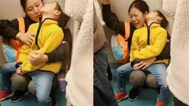 寶媽抱著熟睡女兒坐捷運，卻沒人讓座，「最後的表情」讓人忍不住紅了眼眶！