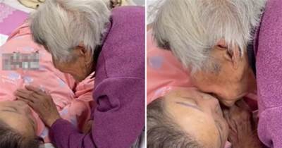 95歲媽看望74歲生病女兒，摸頭親吻安慰孩子，一句沒事，媽來了，惹哭網友：有媽真好