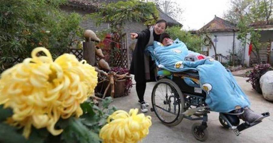 孝心女兒「推輪椅」照顧患病父親，13年日復一日不喊累親自為父造「精緻花園」：我只想讓父親開心